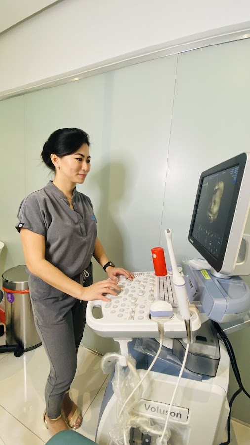 Dra. Chong performing 4D ultrasound