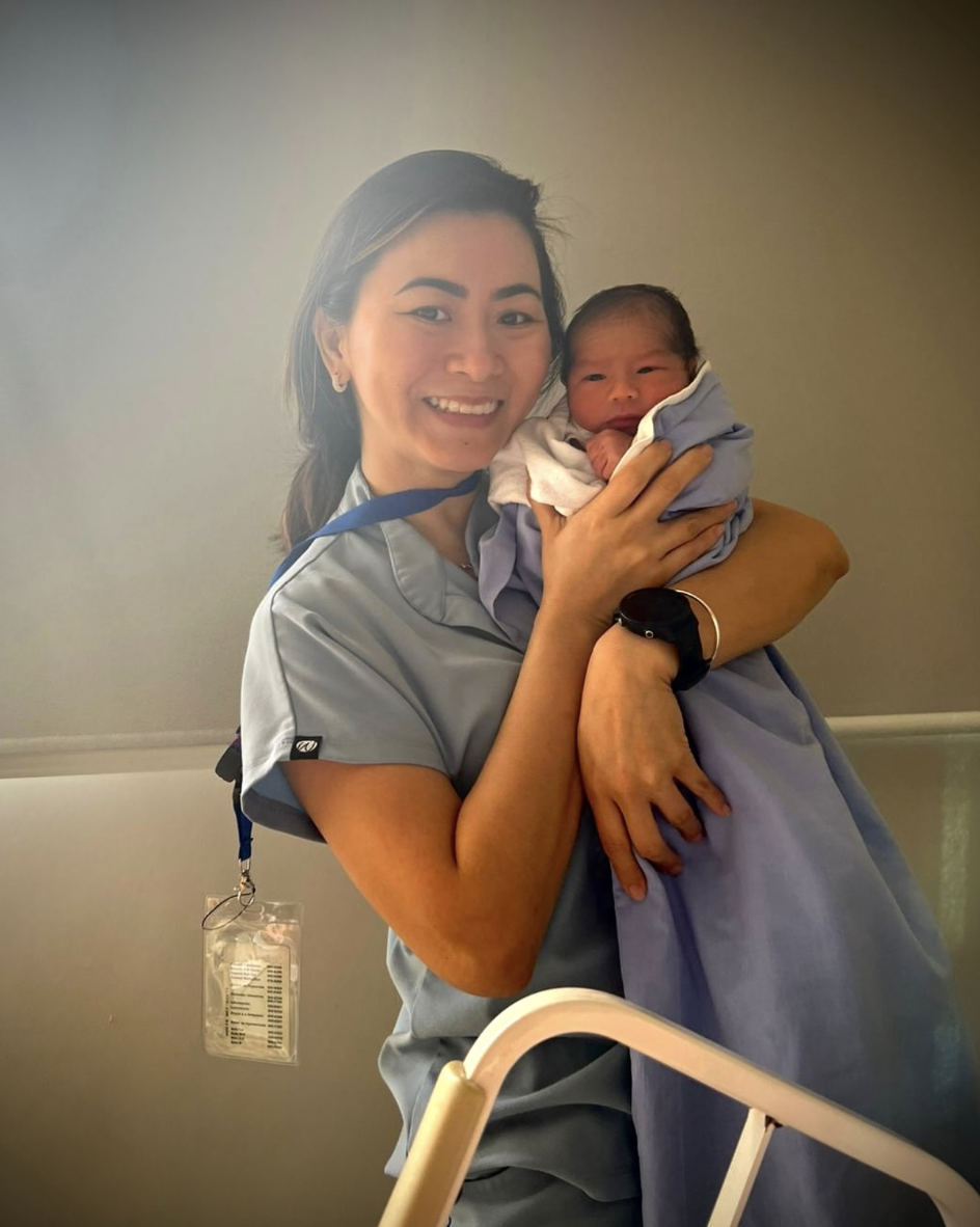 Dra. Chong holding a newborn